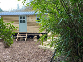 Chez Maurice Luxury Shepherds Hut with Bath and Hot Tub